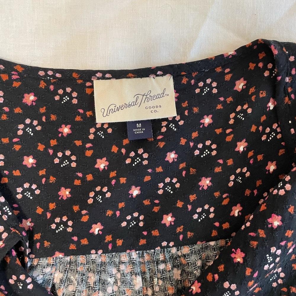 Universal Threads Blouse - Picture 2 of 2